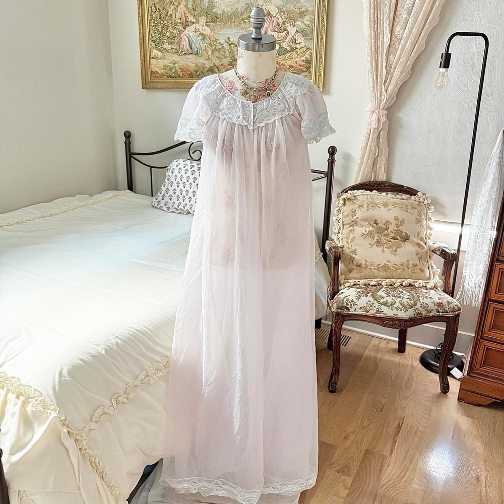 Vintage Shadowline size small pale pink floor length nightgown